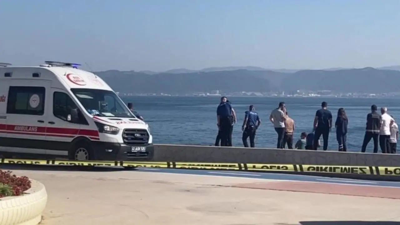 Kocaeli'nin Darıca ilçesinde sahilde 3 kardeşin cansız bedenlerinin bulunmasına ilişkin soruşturma sürüyor.