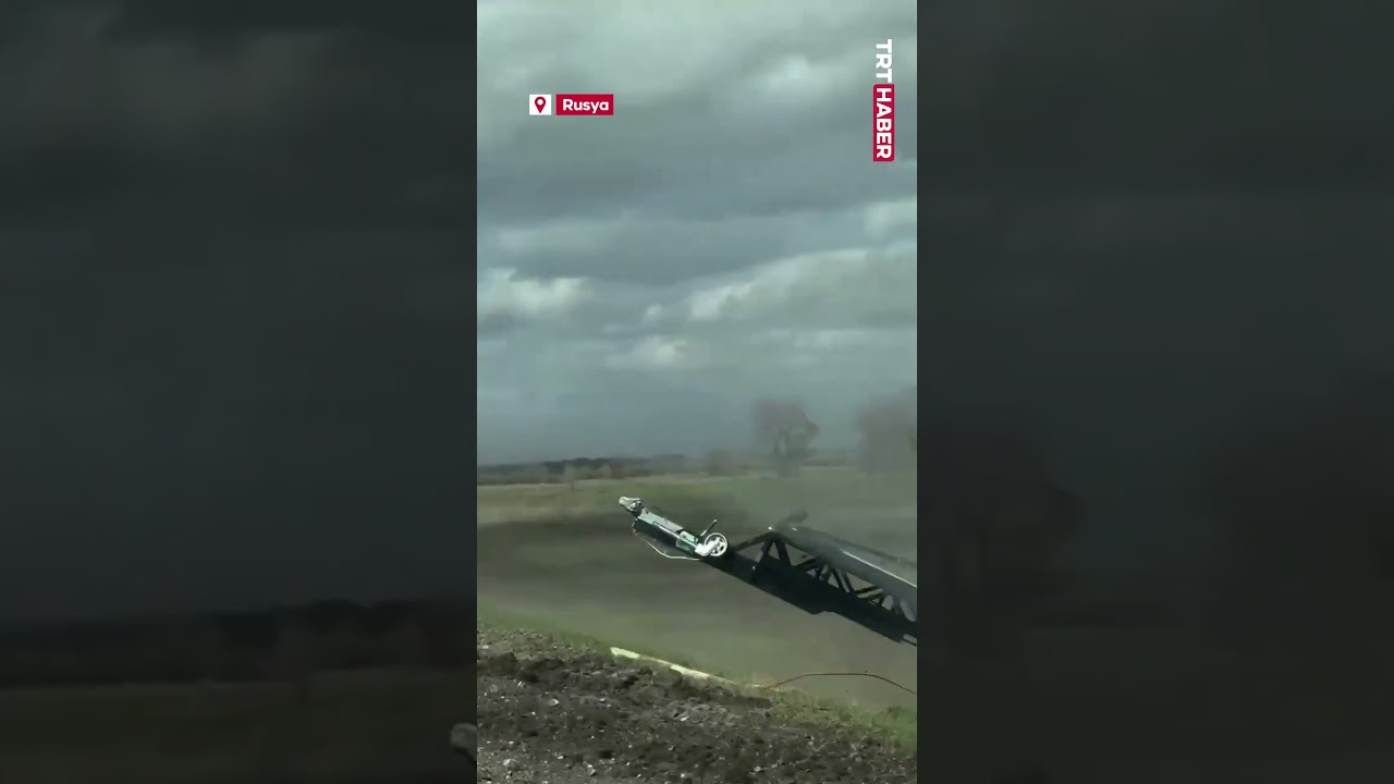 Rusya'da şiddetli rüzgar seyir halindeki kamyonu devirdi