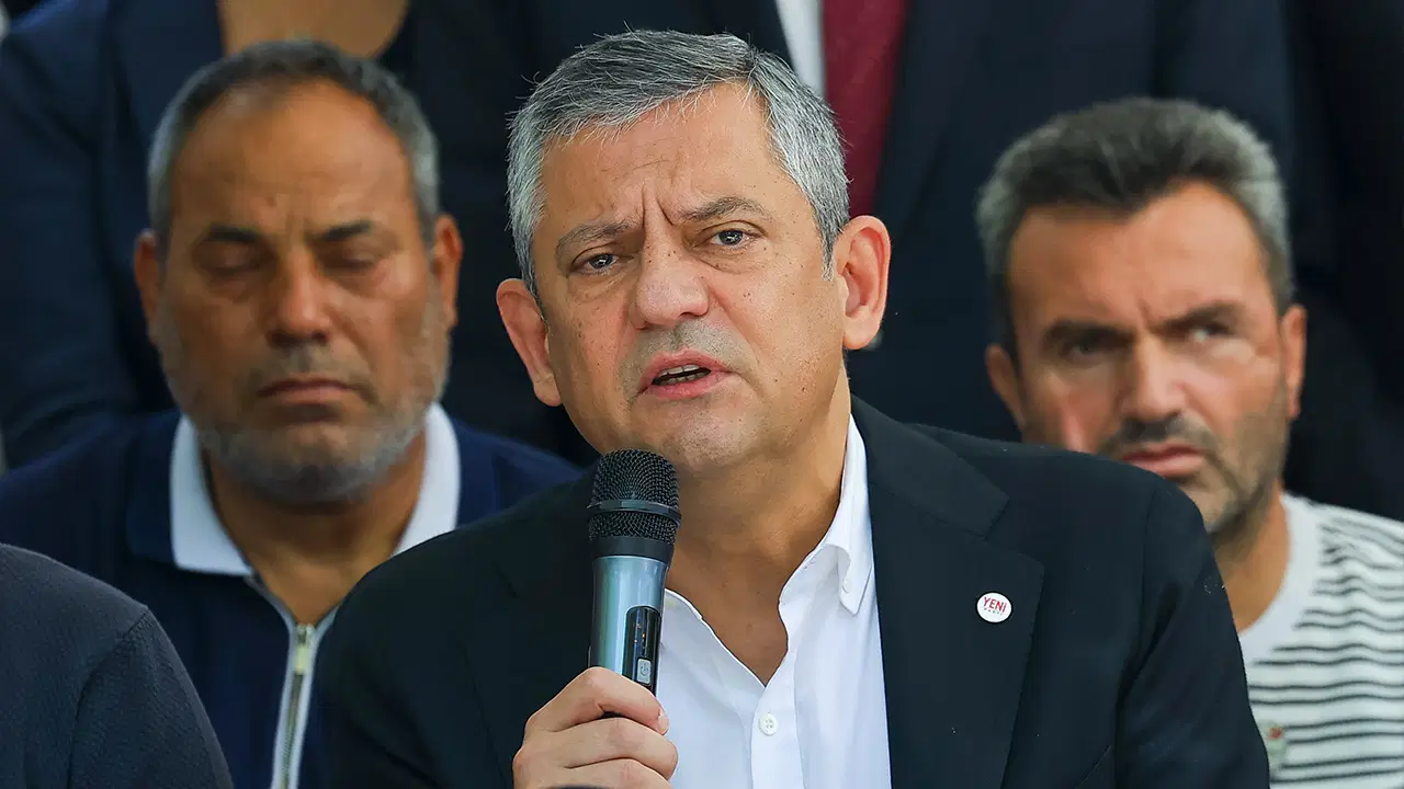 Yeniden Refah Partisi Genel Başkanı Özgür Özel, Rize'de esnaf ve üreticilerle bir araya geldiği programda iktidarın ekonomi p