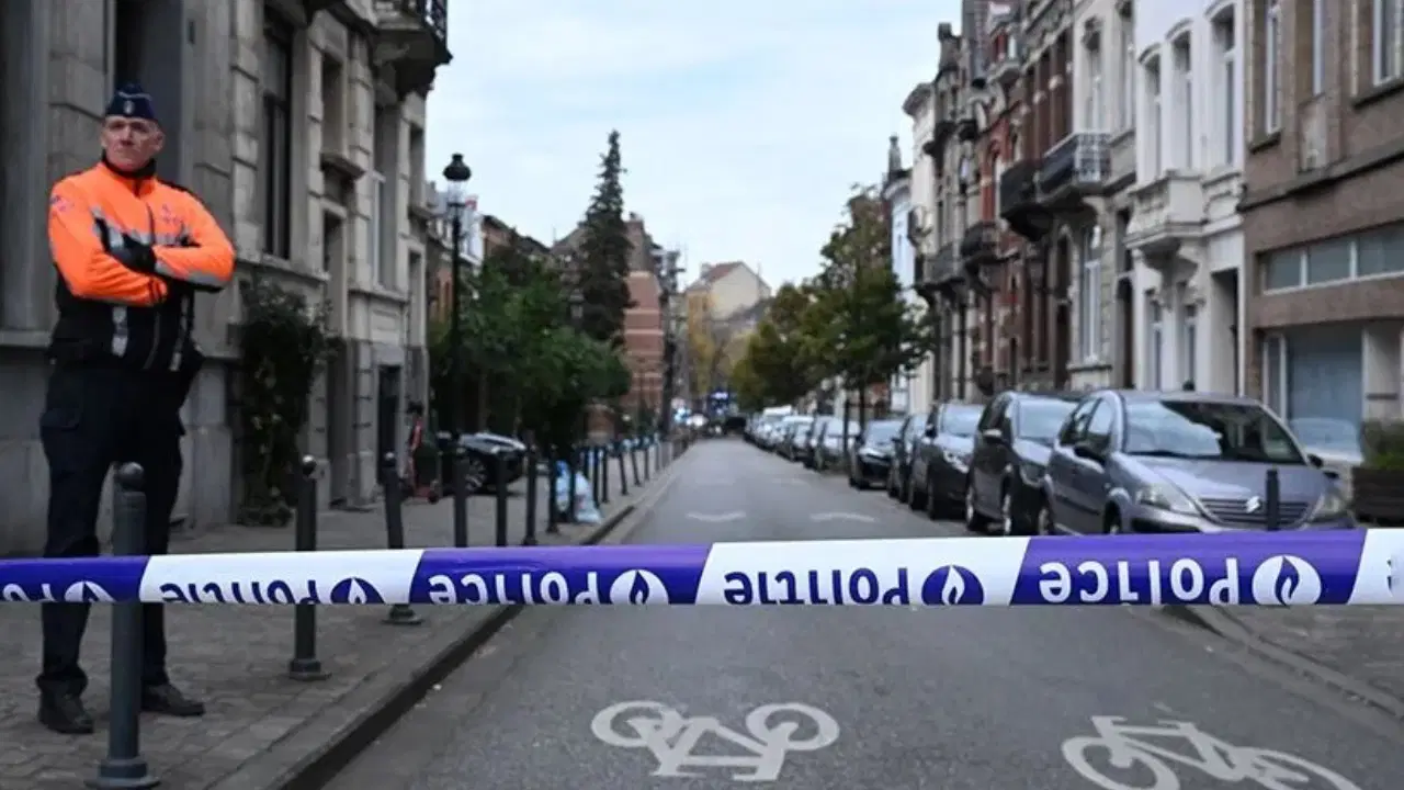 Belçika'nın başkenti Brüksel'de, Anderlecht ilçesindeki bir polis merkezine kimliği belirsiz kişiler tarafından uzun namlulu 