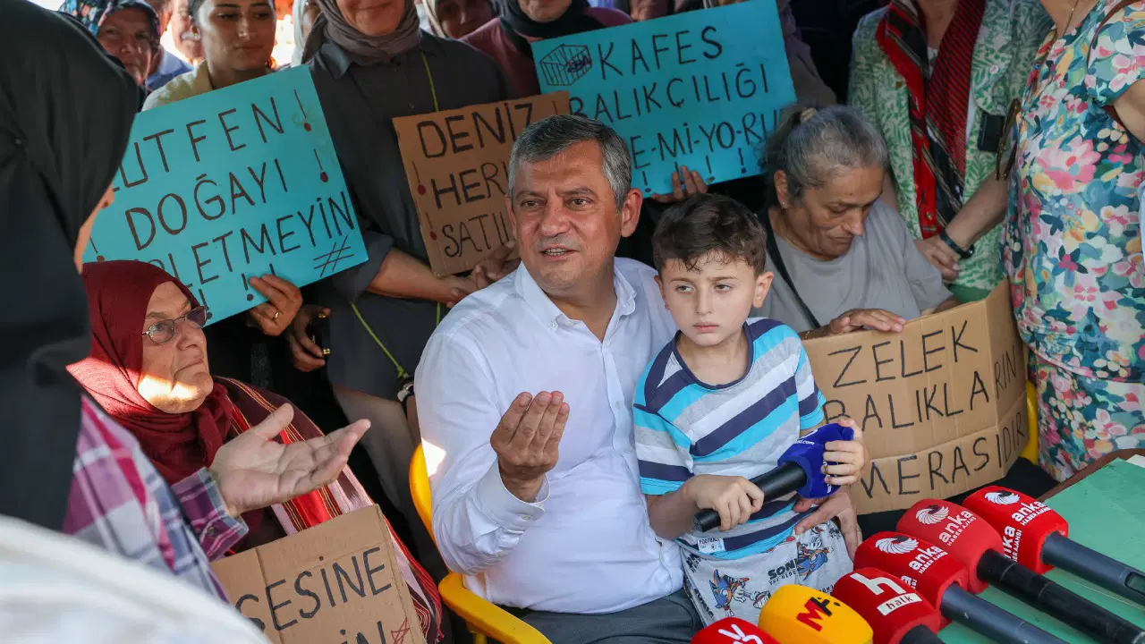 Kafes balıkçılığına karşı eylem yapan kadın balıkçılarla bir araya geldi… Özel’den Erdoğan’a gönderme: ‘Sizin oğlan bu işlerin içindeymiş’