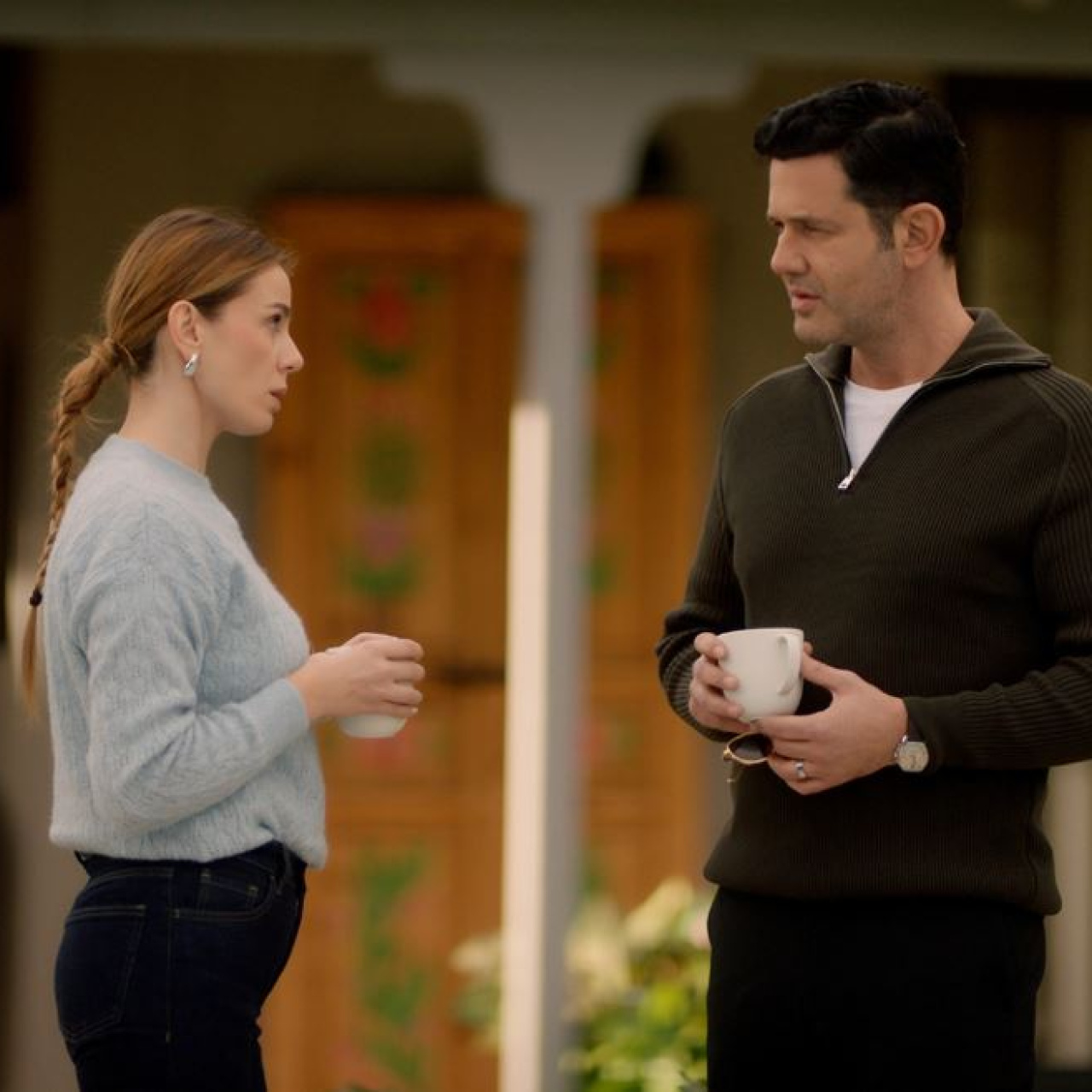Romantik komedi türündeki 'Kiralık Koca: Aşk mı, Oyun mu?' filmi, aşk, ilişkiler ve çıkar çatışmaları üzerine kurulu eğlencel