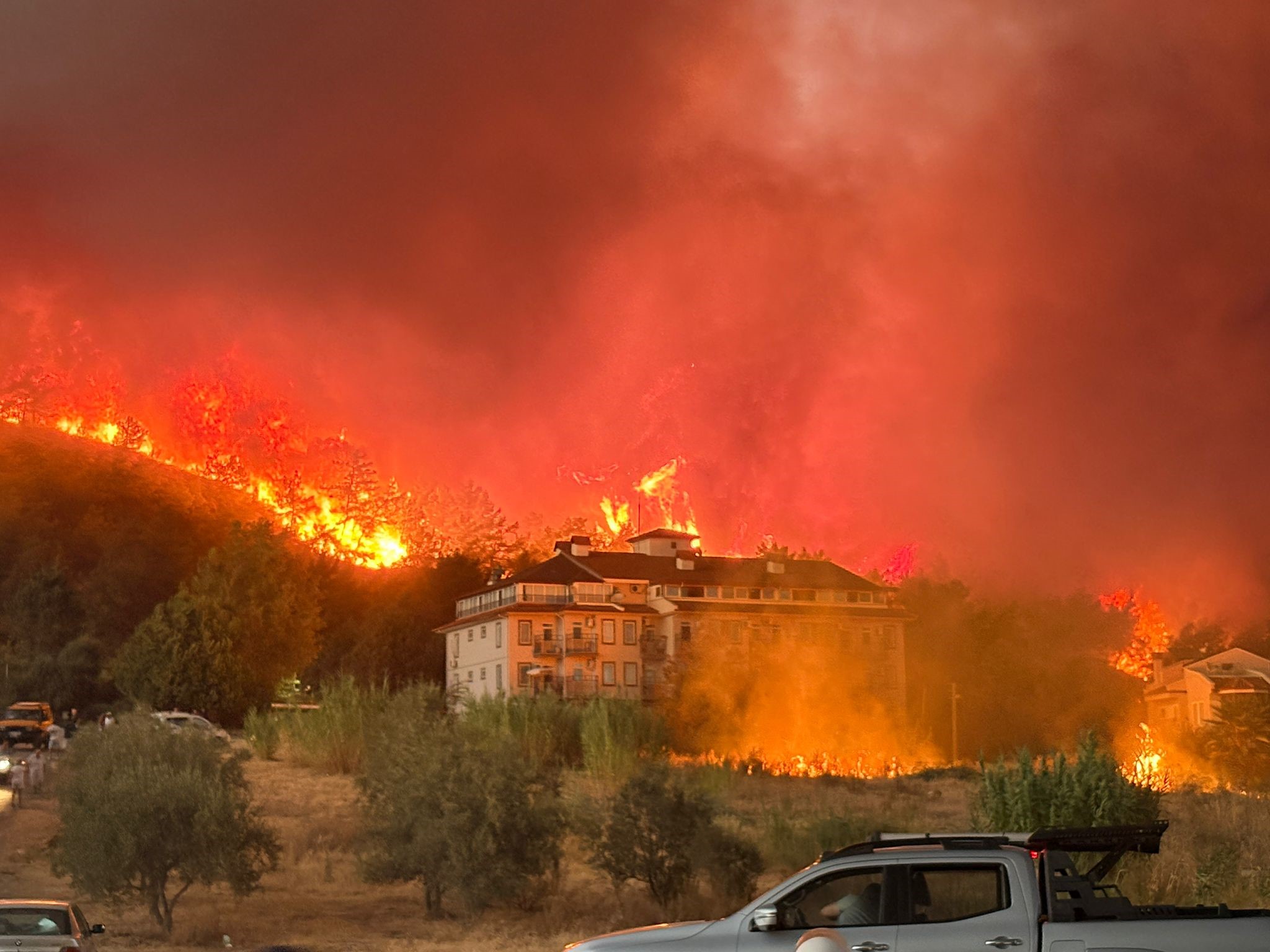 Fethiye'de orman yangını. Rüzgarın şiddeti azaldı, alevler büyük ölçüde kontrol altında