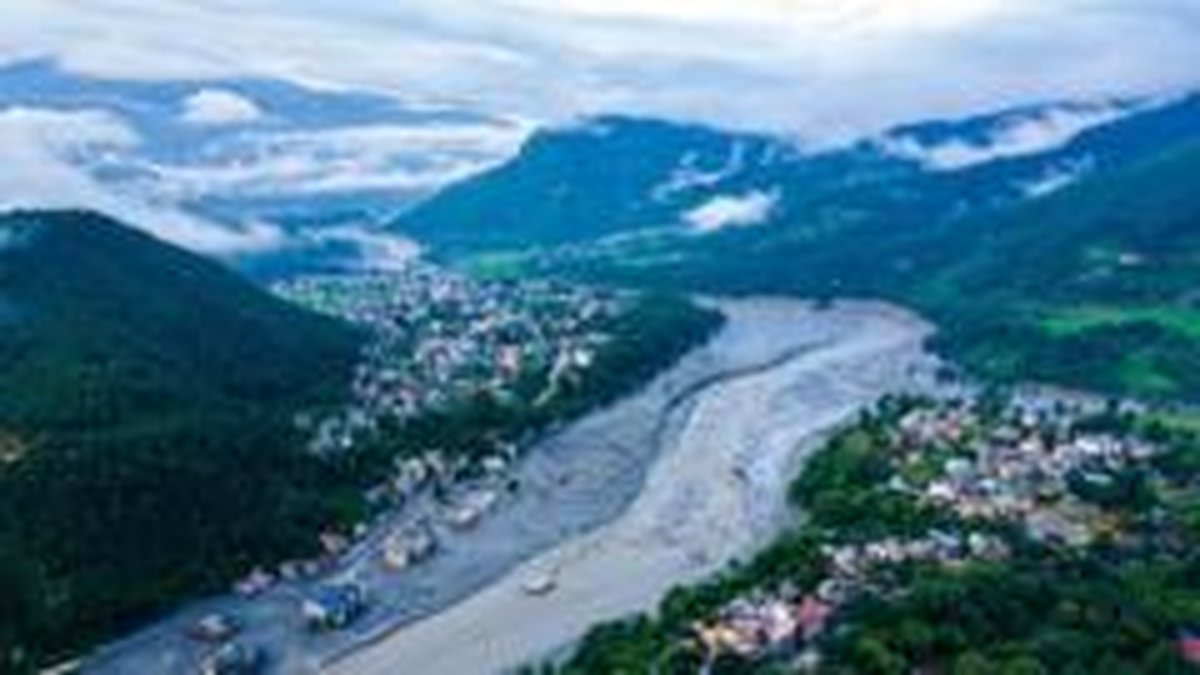 Nepal ile Tibet arasındaki sınır bölgesinde büyük bir buzulun çökmesi sonucu meydana gelen sel felaketinde kayıp sayısı artıy