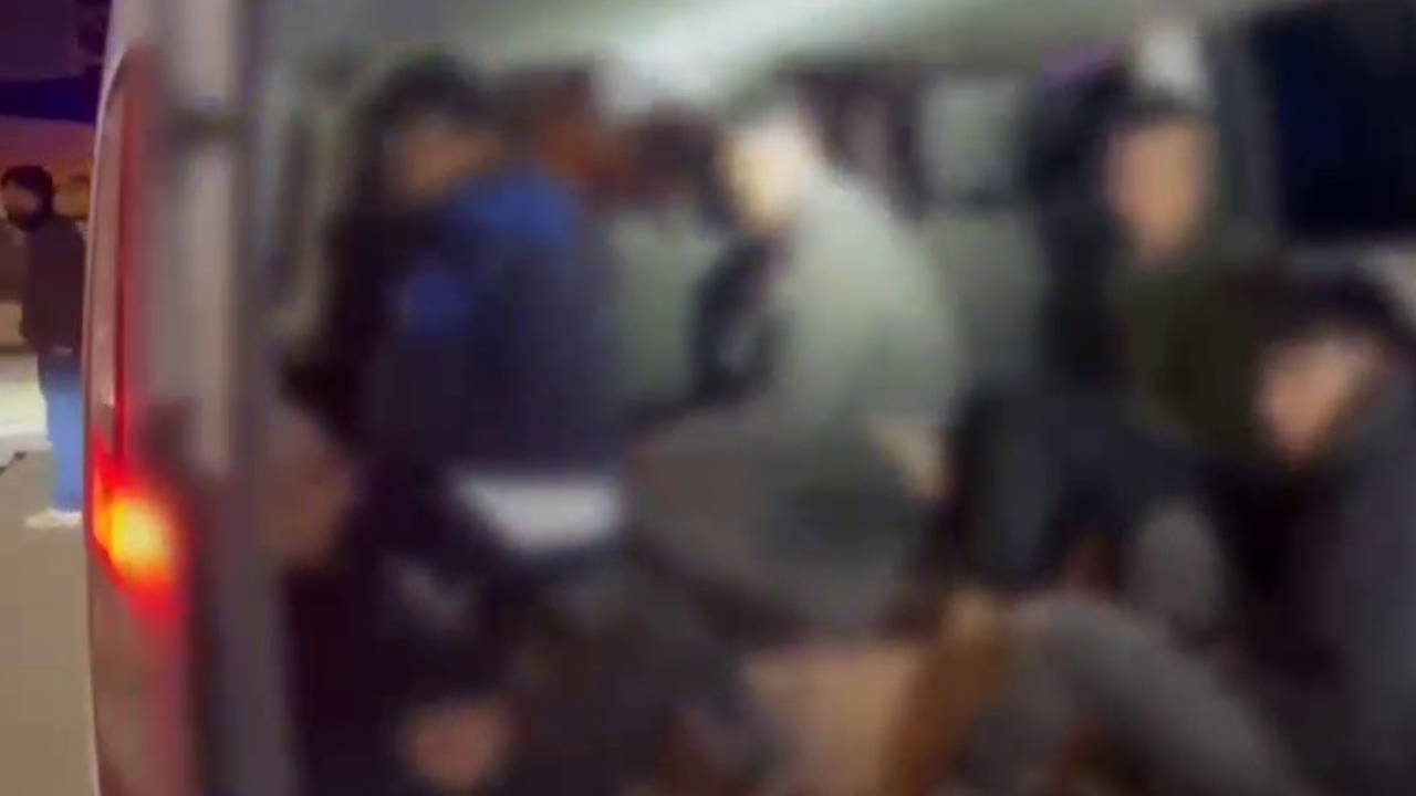 Balık istifi gibi kaçak göçmen taşıyan organizatöre 181 bin TL trafik cezası