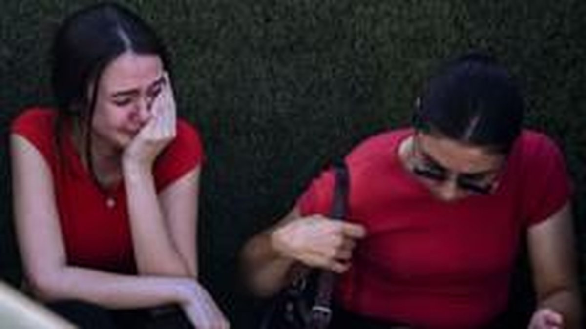 Kıbrıs'ın kuzeyinde, Girne açıklarında seyreden bir feribotun alabora olması sonucu en az sekiz yolcu hayatını kaybetti.