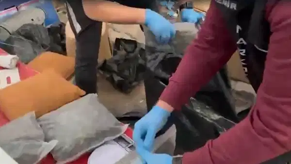 Yer: İzmir... Uyuşturucu imal edilen eve operasyon: 2 tutuklama