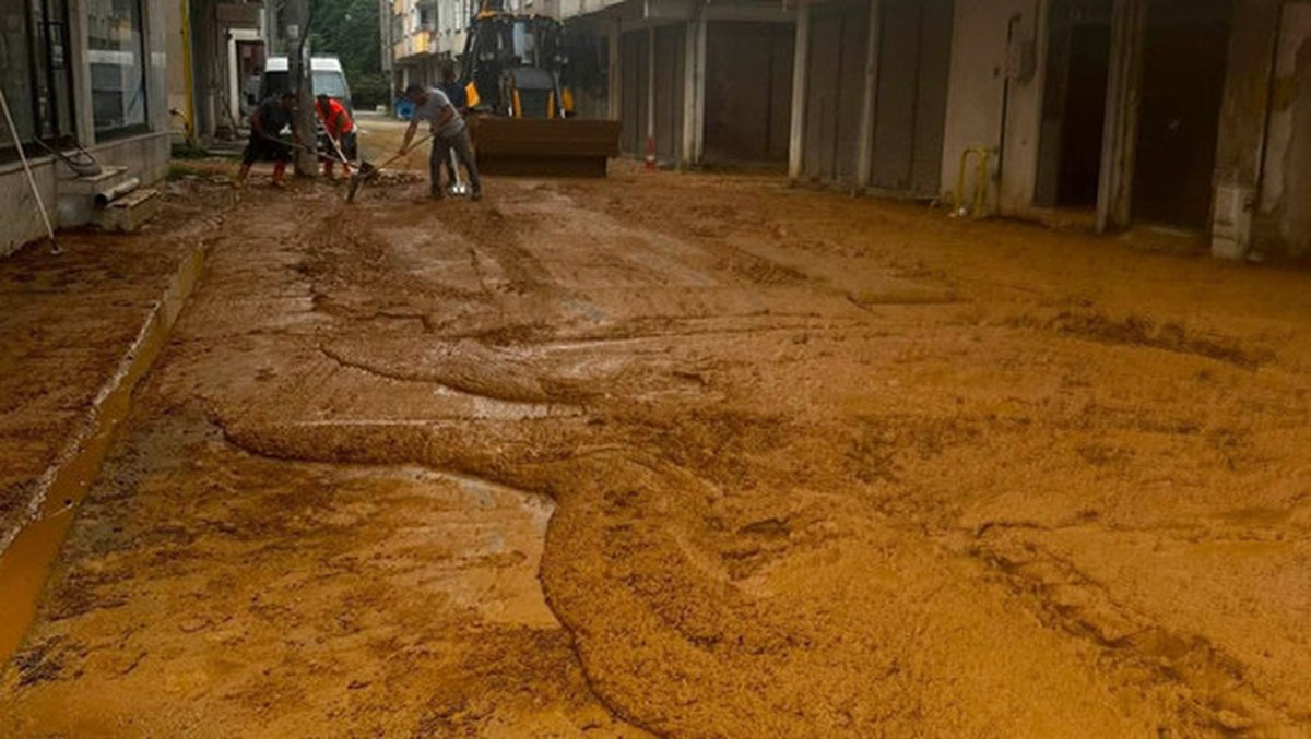 Giresun'da sağanak ve heyelan 2,2 milyon liralık hasara yol açtı: Çınarcık Deresi'nin taşma anı kamerada