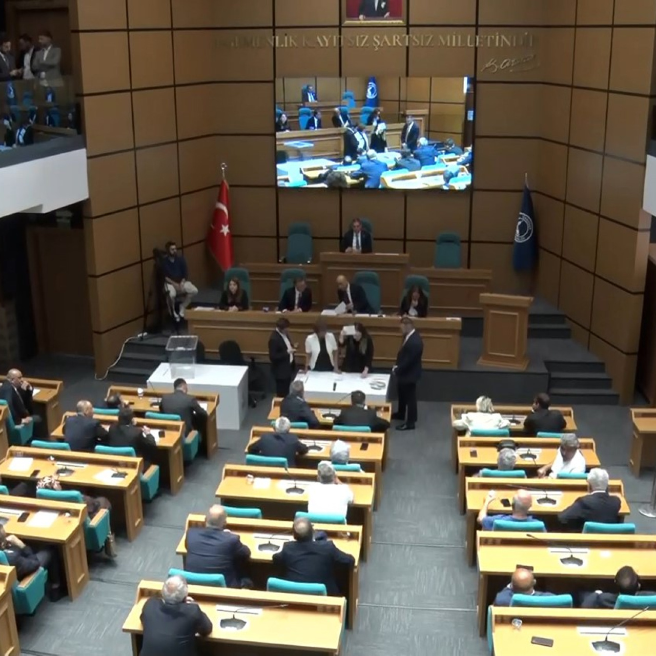 İstanbul Bölge İdare Mahkemesi, Üsküdar Belediyesi Başkan Vekilliği seçiminde daha önce alınan yürütmeyi durdurma kararına ya
