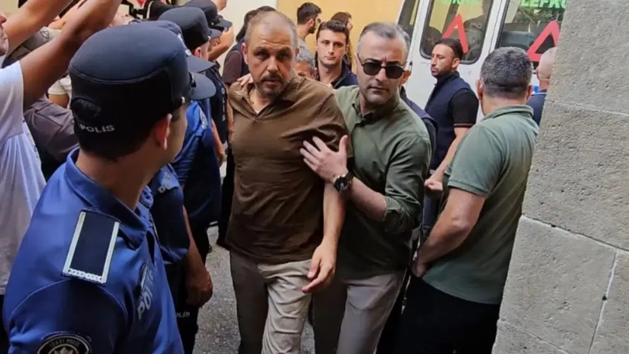 Girne ile Taşucu arasında sefer yapan Filo Jet yolcu gemisi, kalkışından kısa süre sonra ön kısmından su alarak alabora oldu.