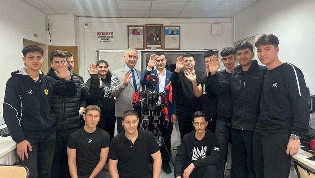 'Altan' robot, öğrencilere rehberlik yapıyor