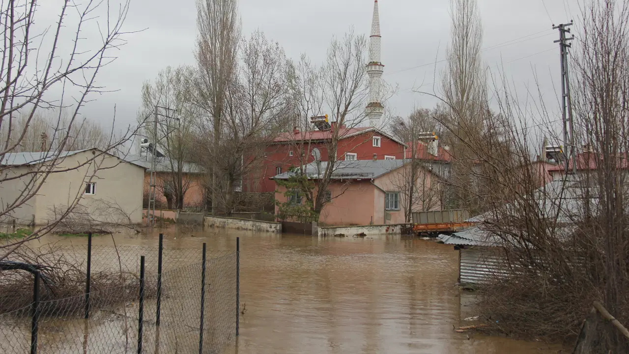 Yer: Sivas... Baraj taştı: Köy tamamen sular altında kaldı