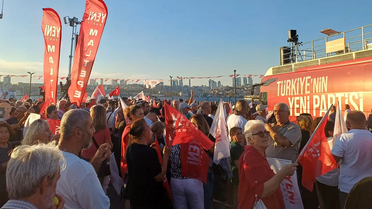 Üsküdar'da seçilmiş Belediye Başkanı Sinem Dedetaş'ın tutuklanması ve görevden uzaklaştırılmasının ardından başlayan siyasi