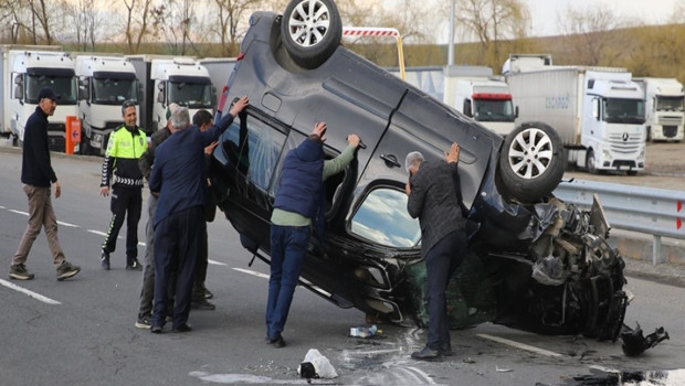Kavuşsak dönüşünde kaza... Araç savruldu, 4 yaralı
