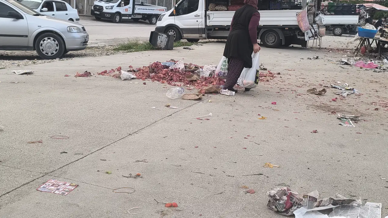 Semt pazarında yurttaş yerdeki sebze ve meyveleri topladı