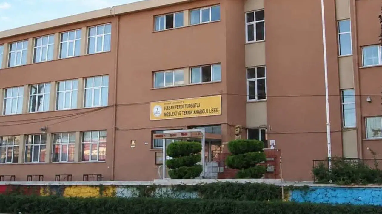 Eğitim-İş Sendikası Genel Başkanı Kadem Özbay, 1946 yılından bu yana Manisa'nın Turgutlu ilçesinde eğitim veren Hasan Ferdi