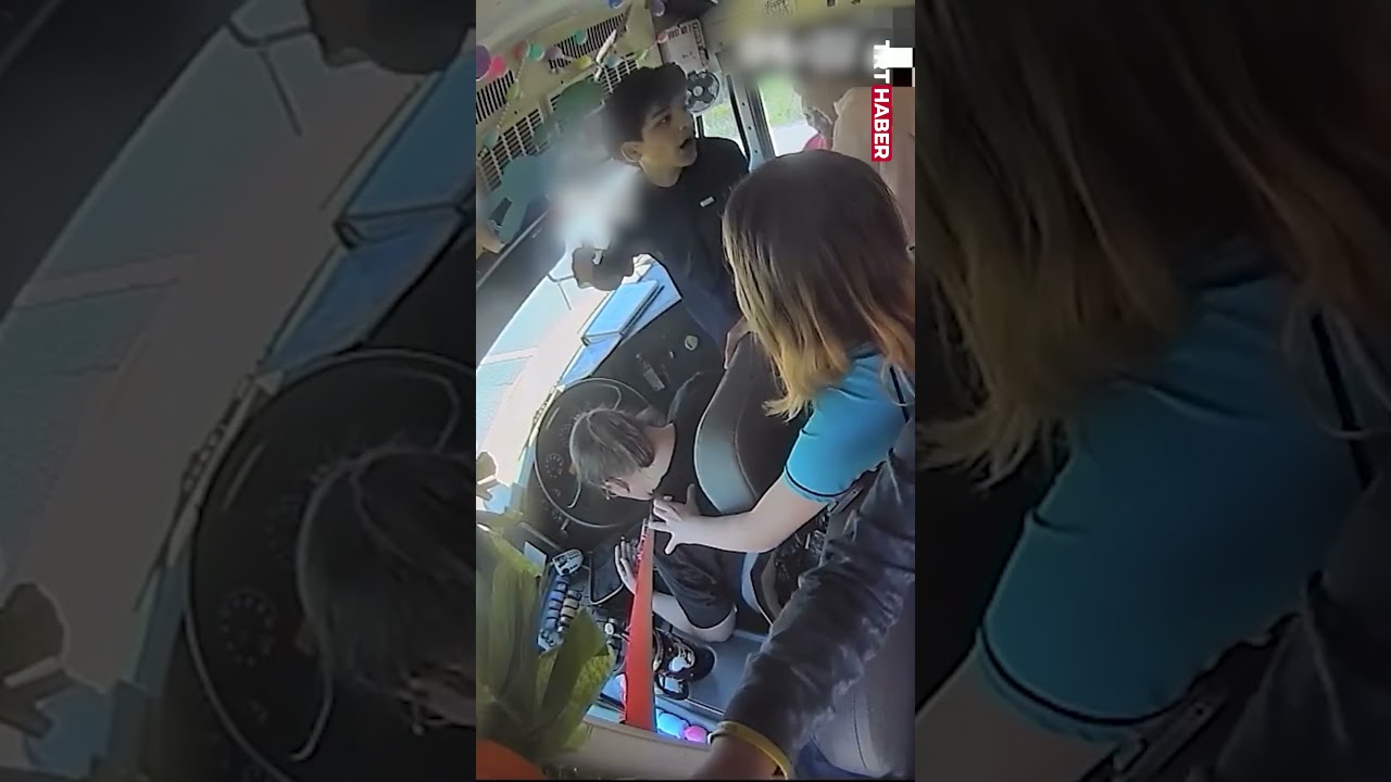 Seyir halindeki okul otobüsünün şoförü bayıldı, kazayı öğrenciler önledi.📍ABD