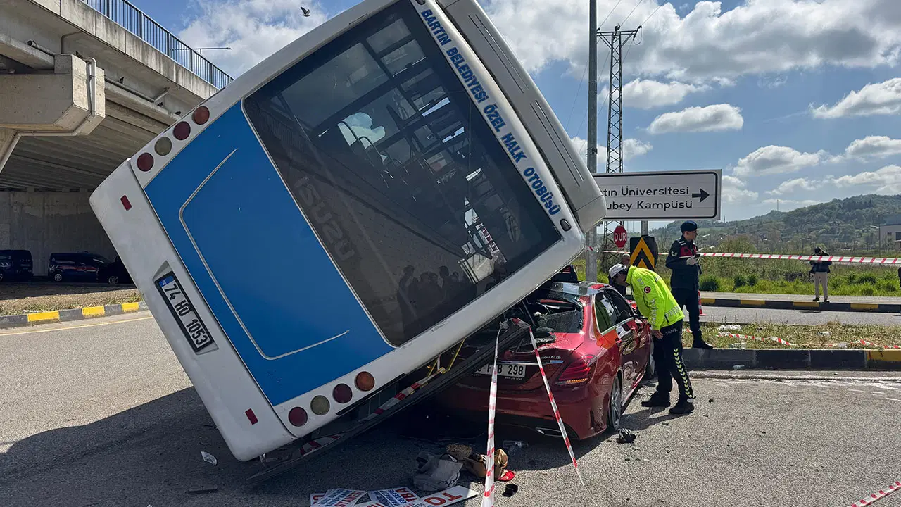 Bartın'da öğrencileri taşıyan halk otobüsü otomobilin üzerine devrildi: Çok sayıda yaralı var