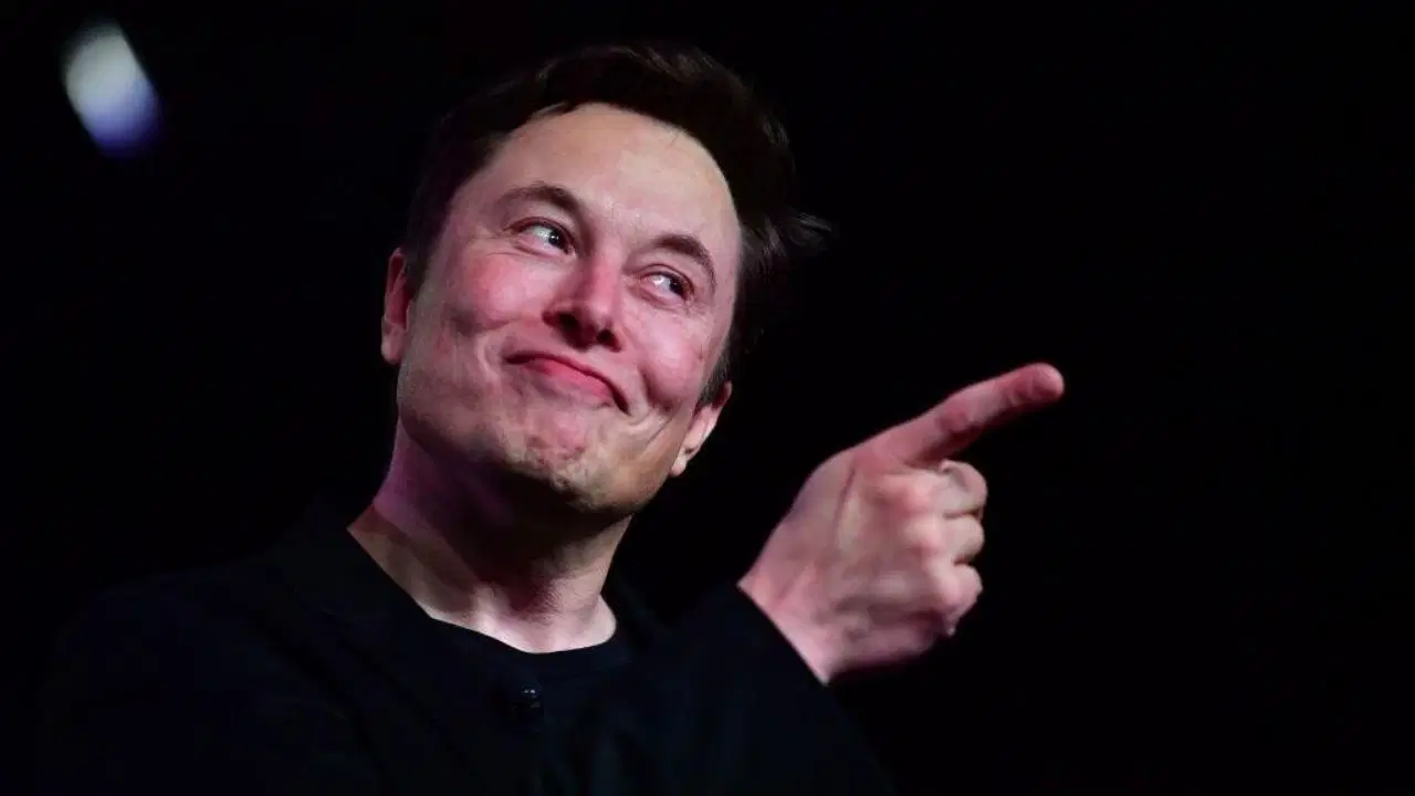 Elon Musk, yapay zeka teknolojilerinin hızla gelişmesiyle ortaya çıkan ve insanlığı tehdit edebileceği yönündeki endişelere d
