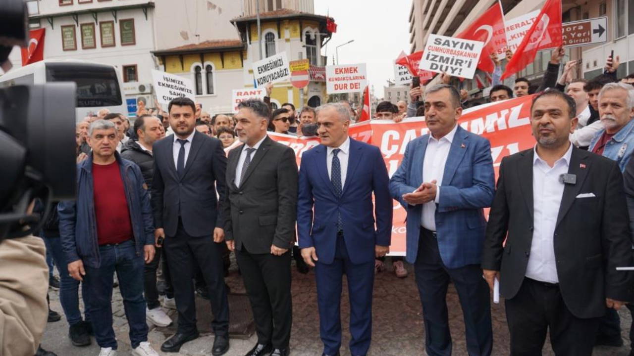 Kemeraltı esnafı, otopark sorununa çözüm için kepenk kapatıp yürüyüş düzenledi