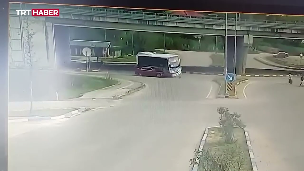 Halk otobüsü otomobilin üzerine devrildi: Çok sayıda yaralı var