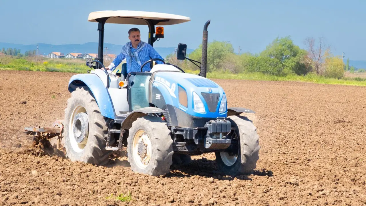 Başkan Adil Kırgöz traktör başında