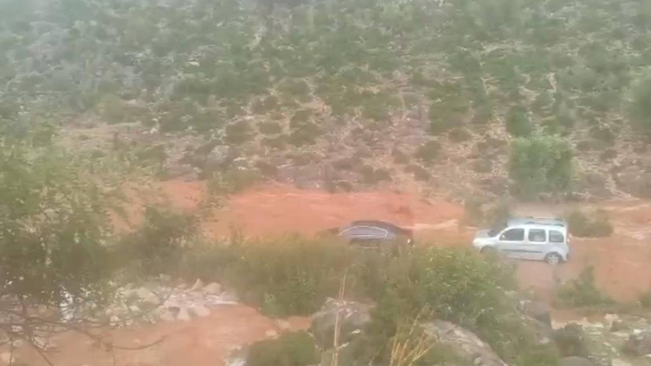 Sağanak ve dolu hayatı felç etti: Yollar kapandı, araçlar mahsur kaldı!