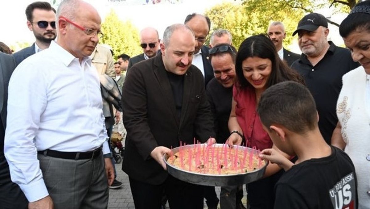 Mustafa Varank’tan Özgür Özel’e börekli cevap
