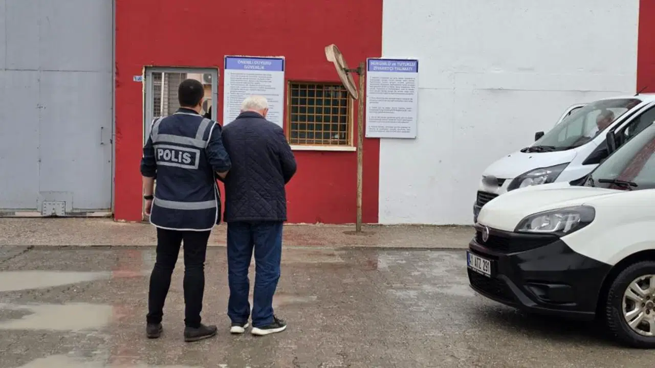 Kocaeli'de polis ekipleri tarafından farklı suçlardan aranan ve haklarında kesinleşmiş hapis cezaları bulunan 4 kişi yakalana