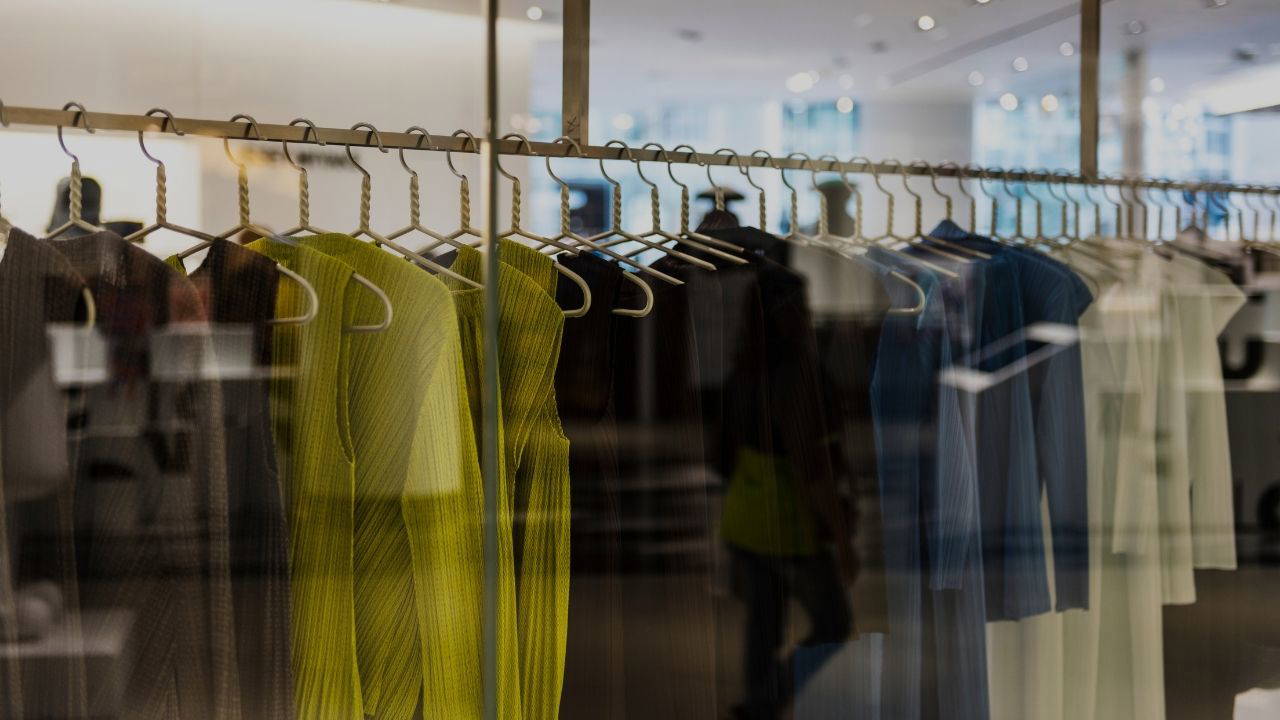 Moda dünyası her yeni sezonla birlikte yenilikleri beraberinde getirirken, kişisel tarzın evrensel trendlerin peşinden