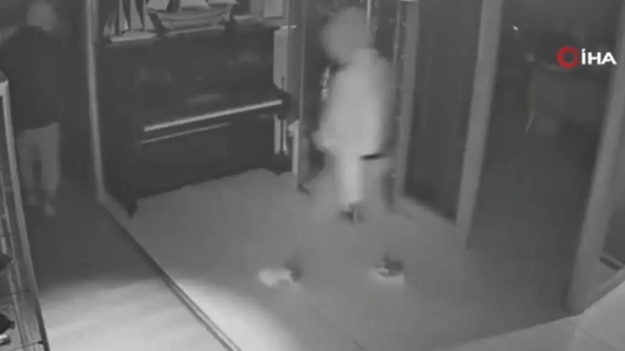 Maskeli hırsızlar girdikleri işletmelerde çelik kasaları böyle açtı: O anlar kamerada