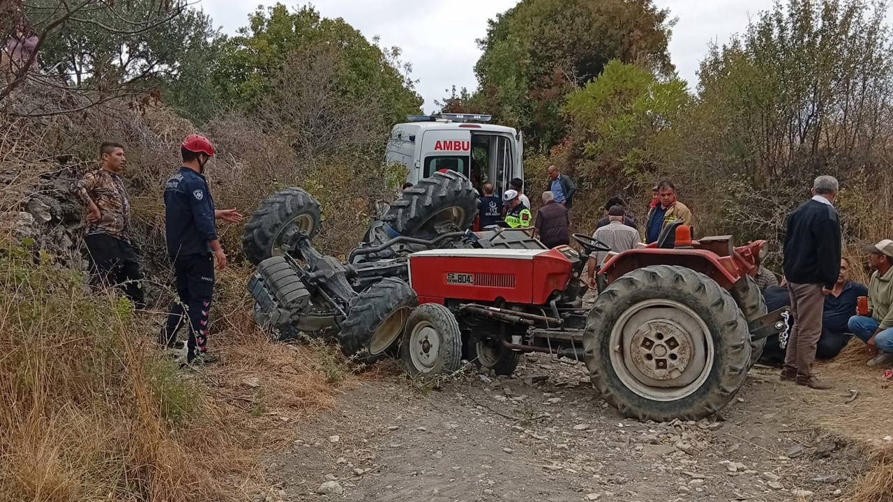 Devrilen traktörün altında kaldılar: 2 kişi öldü, 3 yaralı var