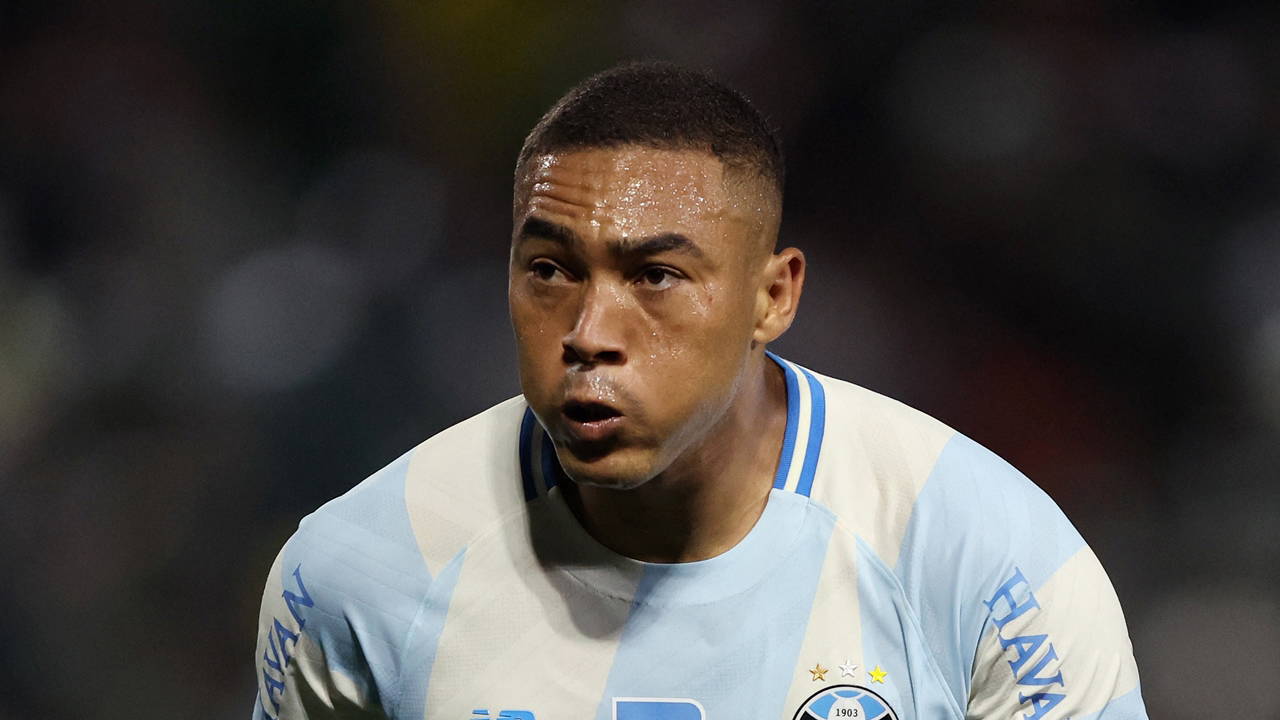 Galatasaray'ın eski oyuncusu Carlos Vinicius, 6 dakika içinde 3 penaltı kaçırdı