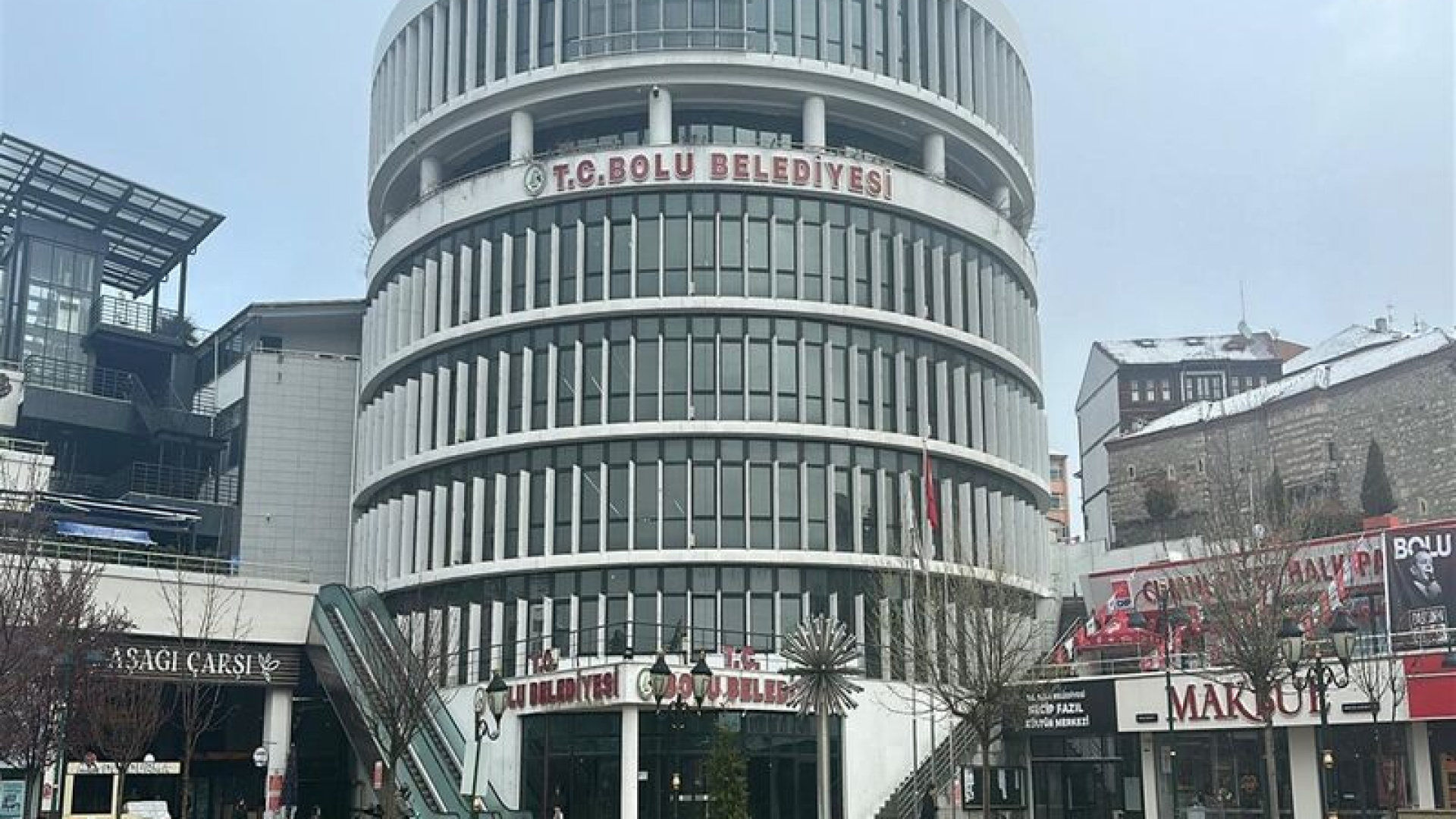 Bolu merkezli bir soruşturmada, belediyeye ait bir şirket ve bir kooperatifin, eski çadırları yeni gibi göstererek kamu kayna