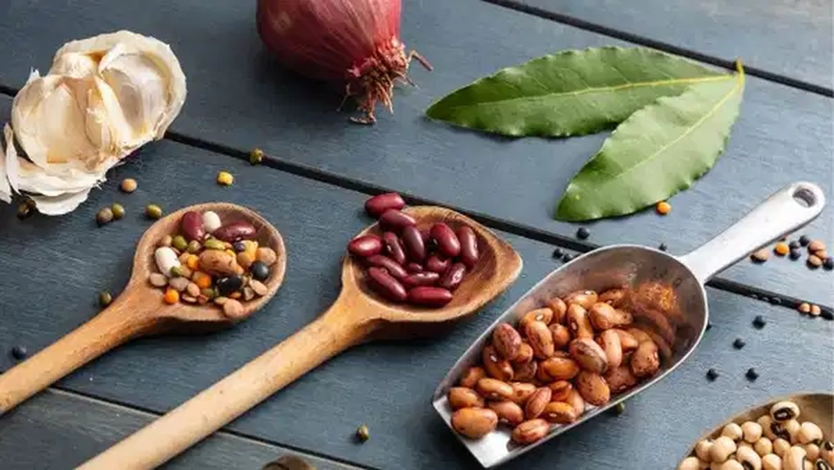Kuru baklagillerin doğru koşullarda saklanmaması durumunda nemlenip küflenmesi veya sıcak havalarda güvelenmesi yaygın bir so