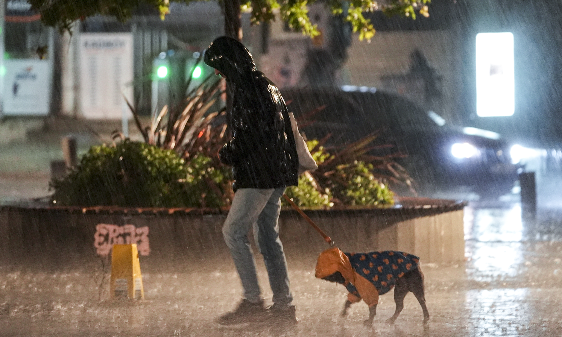 İstanbul'da kuvvetli yağış ve rüzgar. Gece yarısına kadar sürecek
