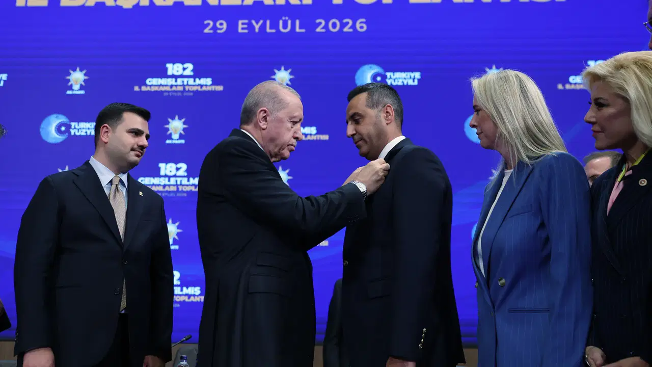 CHP'li Çiğli Belediye Başkanı Onur Emrah Yıldız, partisinden ayrılarak Adalet ve Kalkınma Partisi'ne (AKP) geçtiğini duyurdu.