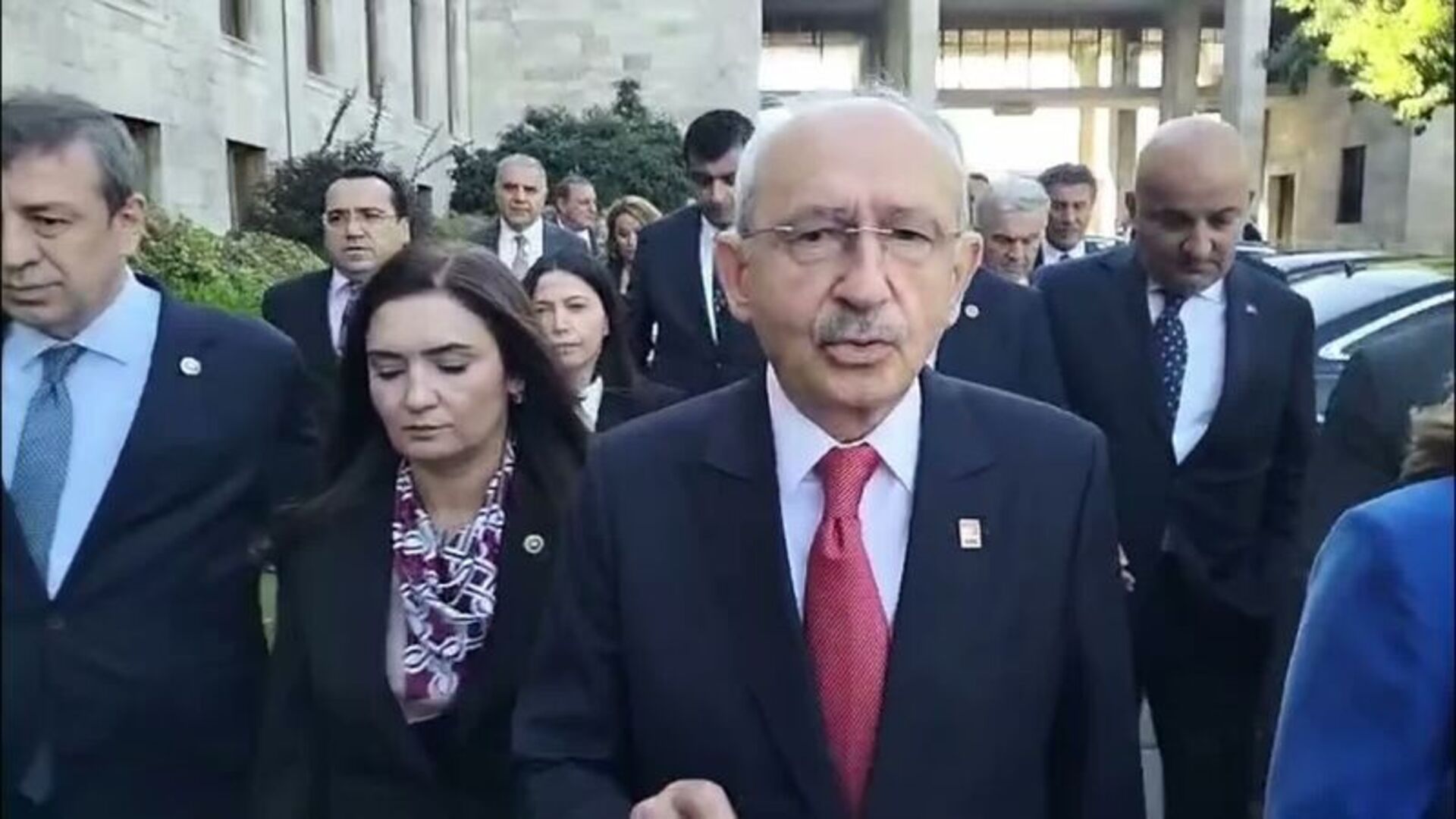 CHP Genel Başkanı Kemal Kılıçdaroğlu'nun talimatıyla Mersin'e hareket eden bir parti heyeti, gözaltına alınan belediye başkan