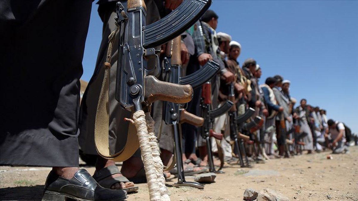 Yemen'deki Husiler, Suudi Arabistan'ın başkenti Riyad'da bulunan Aramco petrol tesisini balistik füzeler ve insansız hava ara