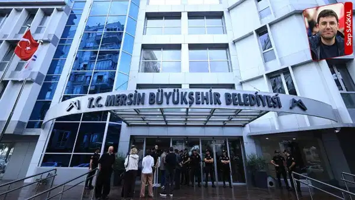 Mersin Büyükşehir Belediyesi'ne yönelik yapılan bir operasyonda, ev araması sırasında bir kadının pijamalı olarak görüntüleni