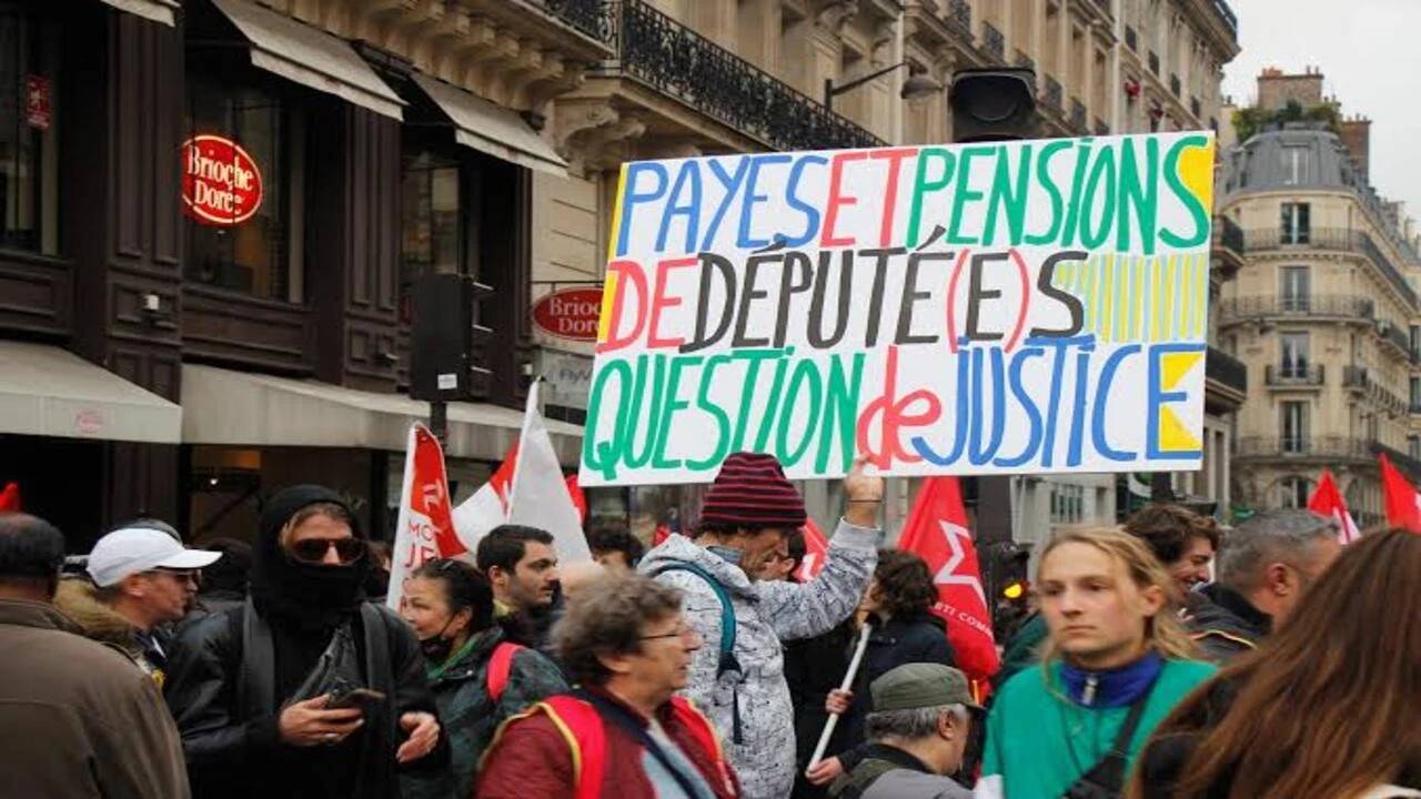 Fransa'nın başkenti Paris'te sonbahar ayları, romantik atmosferiyle bilinse de bu yılın Eylül ayında şehrin sokakları farklı 