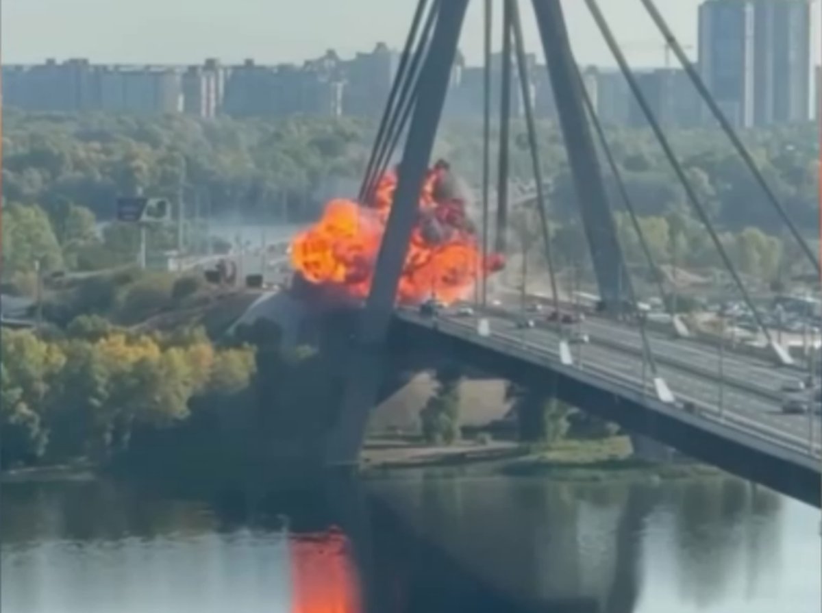 Rusya Kiev'de köprüleri vurmaya devam ediyor