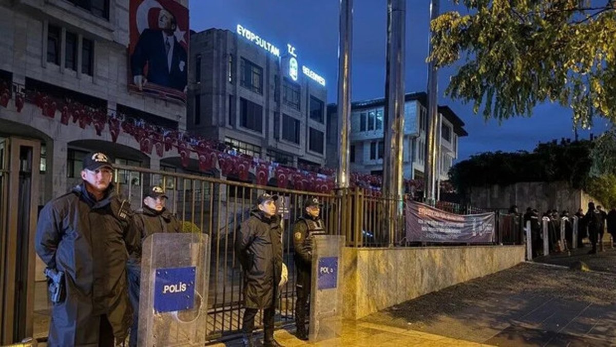 Eyüpsultan Belediye Başkanı Özmen'in de aralarında bulunduğu 13 şüpheli tutuklandı