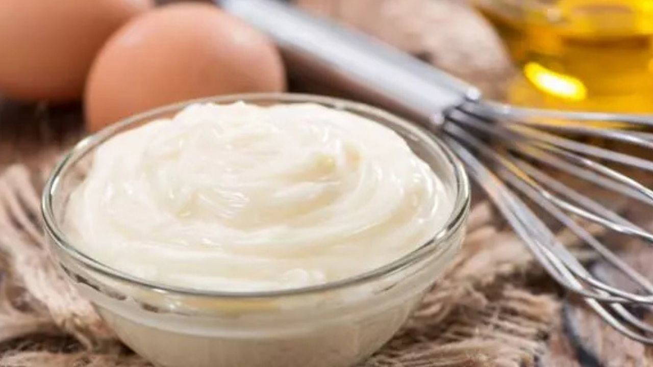 Mayonez, mutfakların en çok tercih edilen soslarından biri olup birçok yemeğe eşsiz bir lezzet katmaktadır.