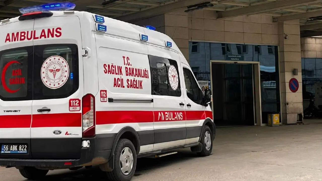Türkiye genelinde eş zamanlı olarak üç farklı ilde, çok sayıda öğrenci zehirlenme şüphesiyle hastaneye kaldırıldı.