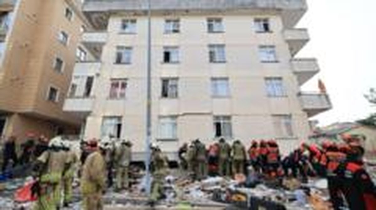 Maltepe'de enkaz altındaki üç kişiye ulaşılmaya çalışılıyor
