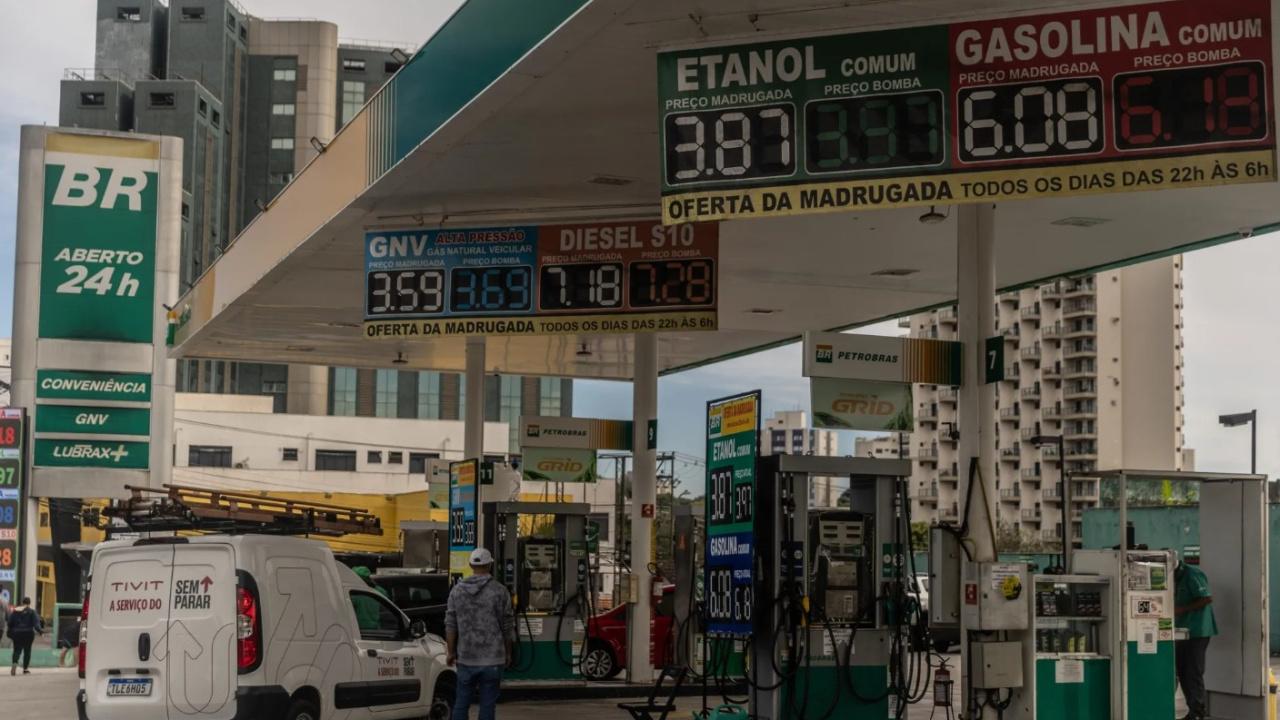 Brezilya hükümeti, küresel petrol fiyatlarındaki artışın vatandaşlar üzerindeki yükünü hafifletmek amacıyla yakıt vergilerind