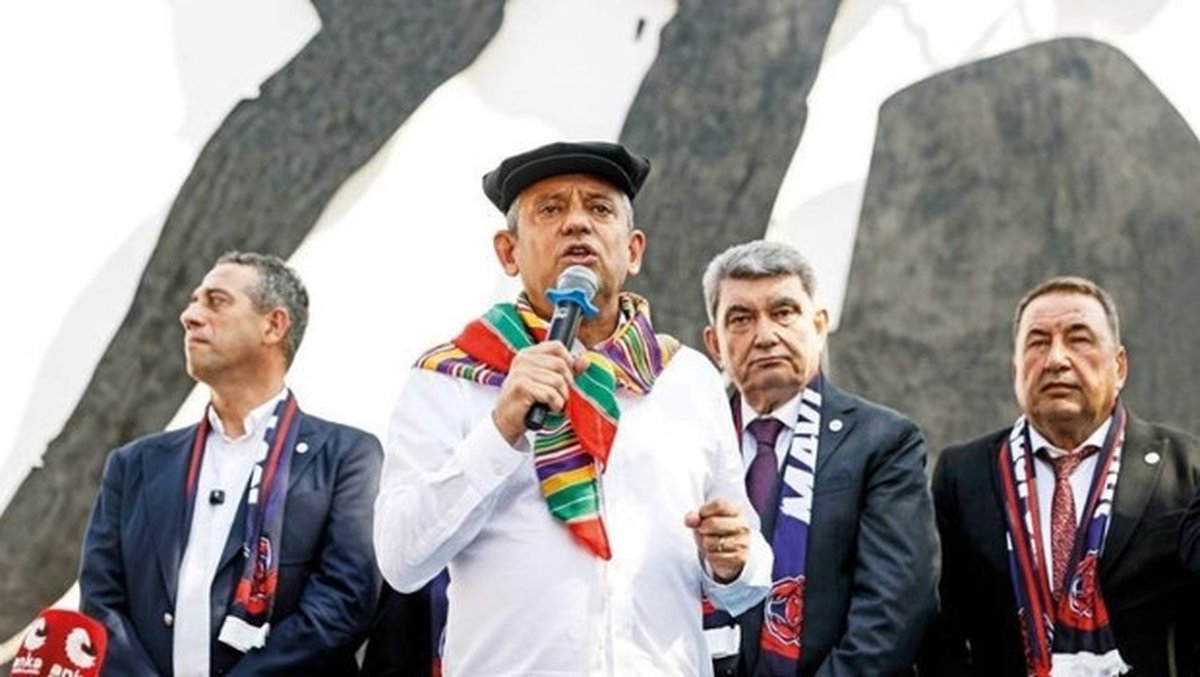 Yeni Parti Genel Başkanı Özgür Özel, Mersin'in Silifke ilçesinde yaptığı konuşmada, güncel siyasi süreci ve ekonomik durumu d