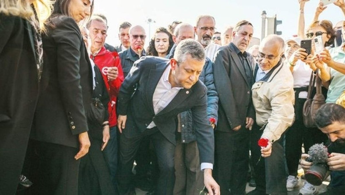 Yeni CHP Genel Başkanı Özgür Özel, Ankara Tren Garı önünde düzenlenen 10 Ekim saldırısı anma töreninin ardından gazetecilerin