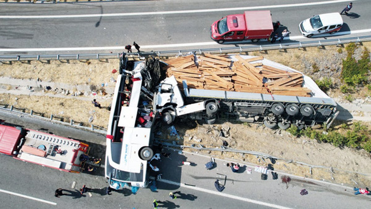 İstanbul-İzmir Otoyolu üzerinde meydana gelen trafik kazasında 11 kişi yaşamını yitirdi, 27 kişi ise yaralandı.